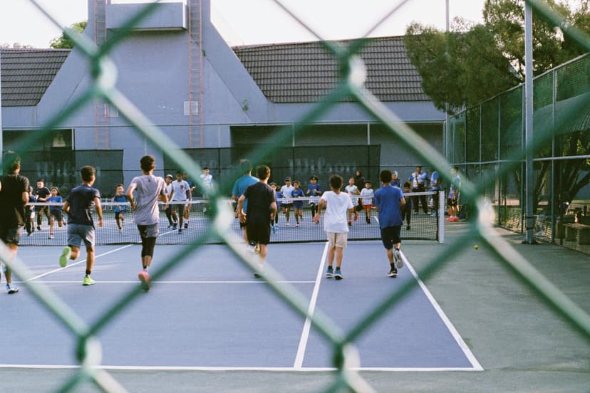 Enfants participant à un stage de tennis en extérieur
